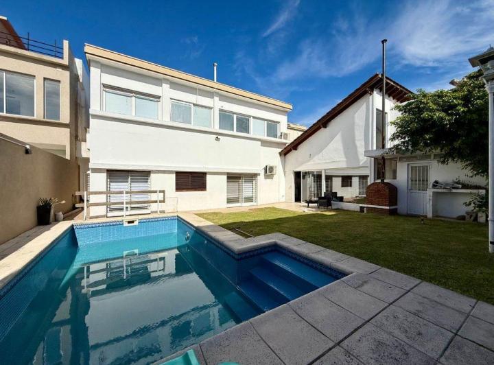 Casa · 320m² · 7 Ambientes · 3 Cocheras