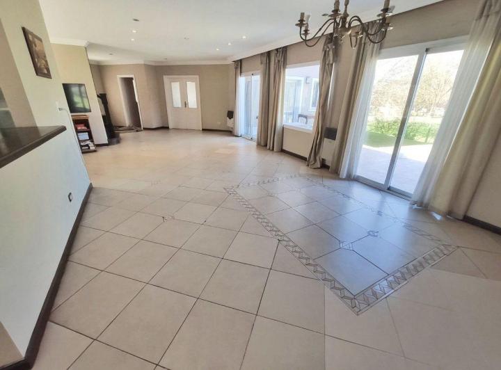 Casa · 320m² · 6 Ambientes · 3 Cocheras
