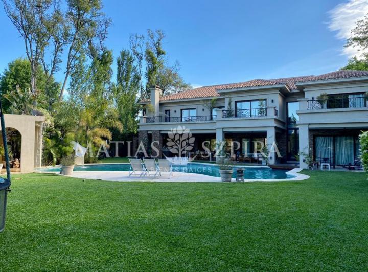 Casa · 700m² · 7 Ambientes · 4 Cocheras