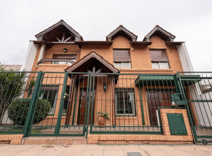 Casa · 158m² · 6 Ambientes · 3 Cocheras