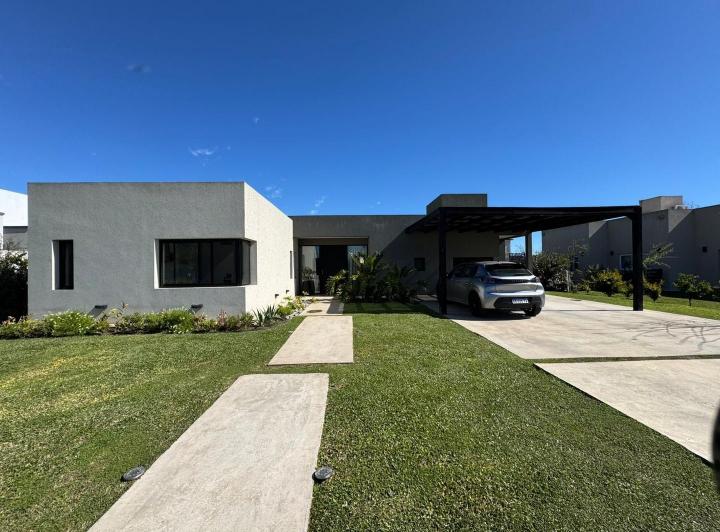 Casa · 190m² · 4 Ambientes · 4 Cocheras