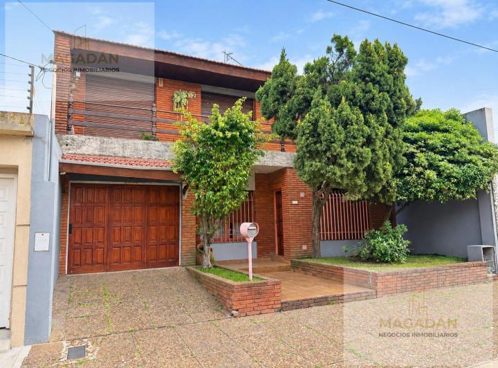 Casa · 300m² · 5 Ambientes · 3 Cocheras