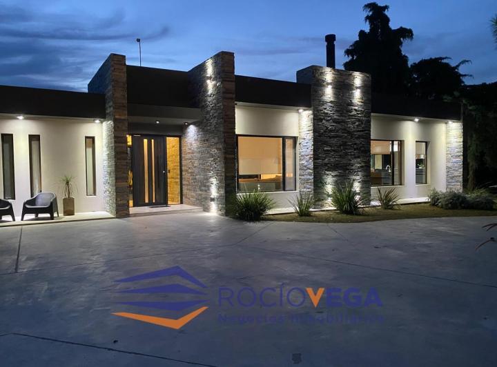 Casa · 220m² · 5 Ambientes · 4 Cocheras