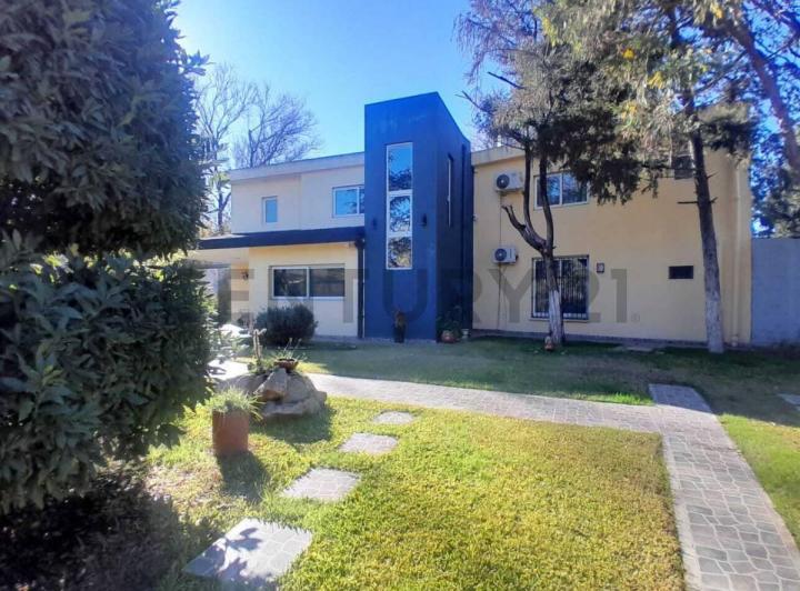 Casa · 240m² · 5 Ambientes · 10 Cocheras