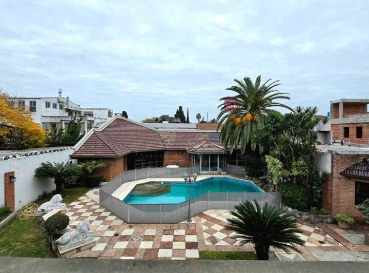 Casa · 382m² · 5 Ambientes · 1 Cochera