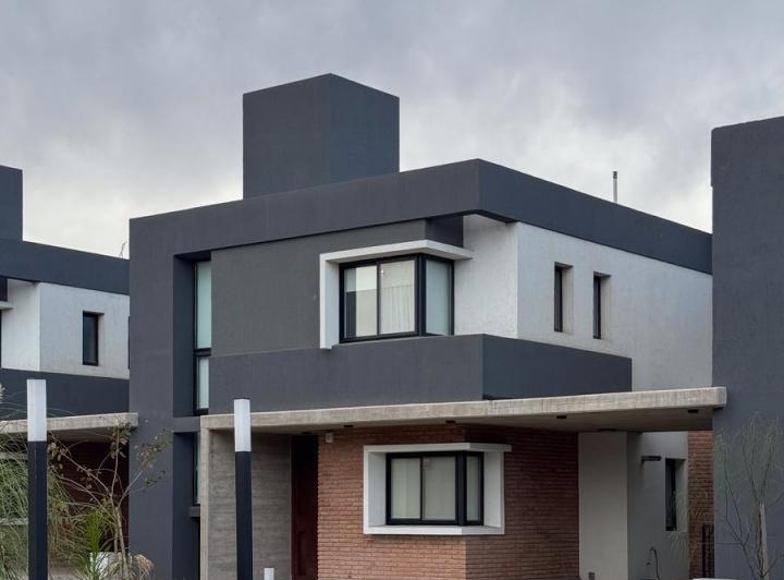Casa · 190m² · 4 Ambientes · 2 Cocheras