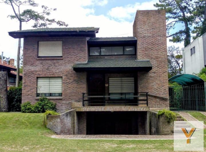 Casa · 225m² · 4 Ambientes · 1 Cochera