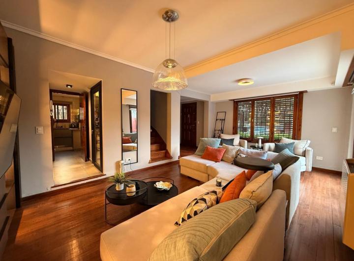 Casa · 230m² · 6 Ambientes · 2 Cocheras
