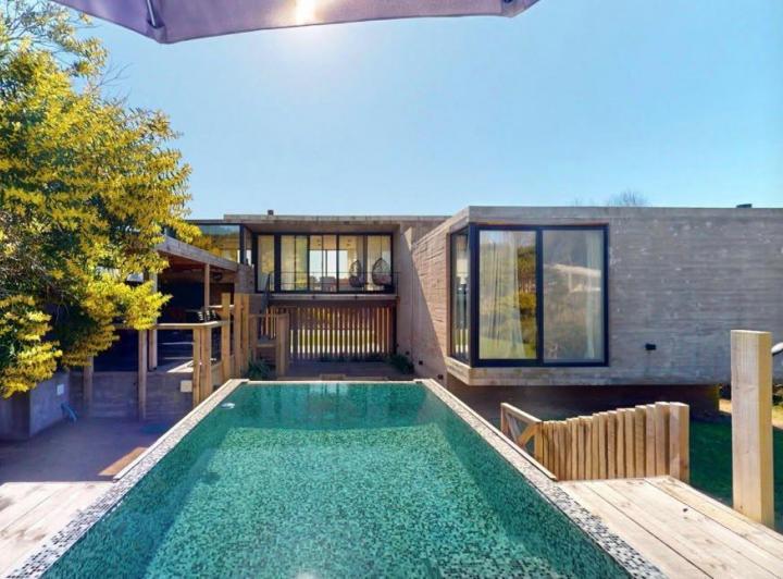 Casa · 280m² · 6 Ambientes · 3 Cocheras