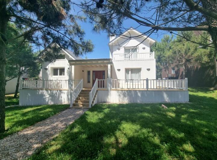 Casa · 178m² · 5 Ambientes · 1 Cochera