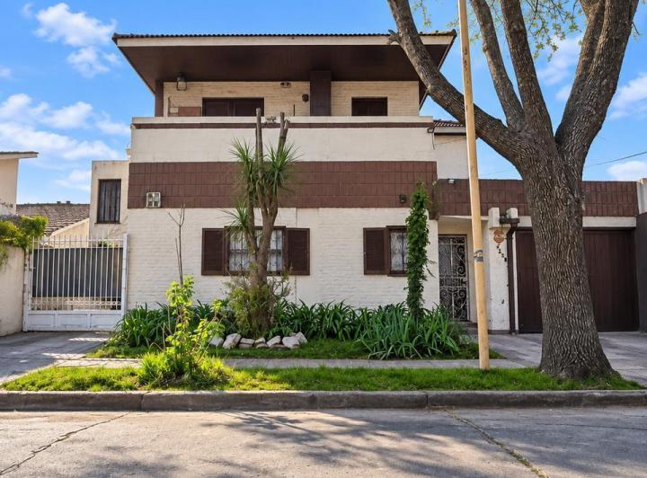 Casa · 182m² · 5 Ambientes · 2 Cocheras
