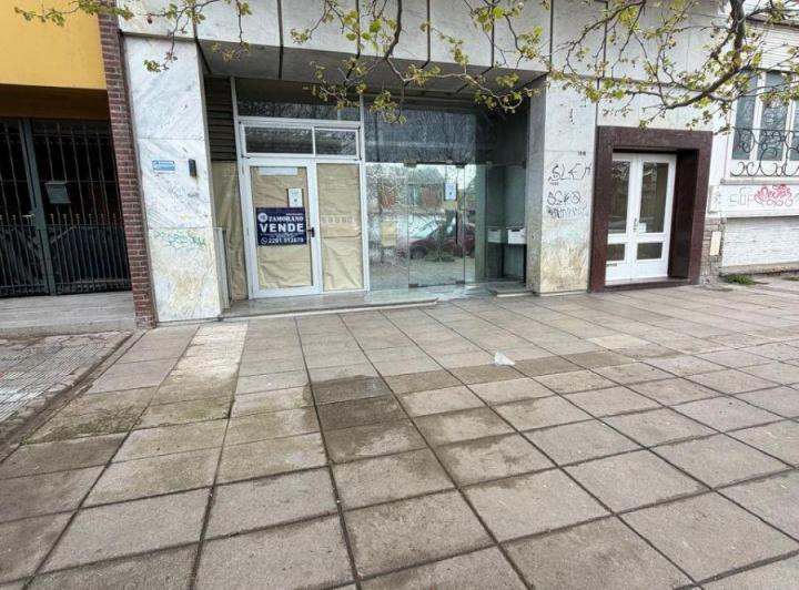 Local comercial · 144m²