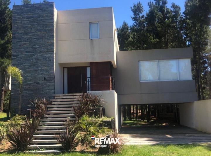 Casa · 200m² · 6 Ambientes · 2 Cocheras