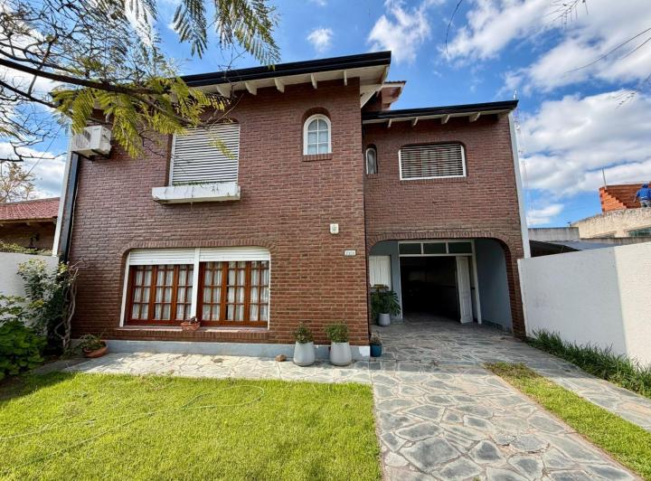 Casa · 200m² · 5 Ambientes · 2 Cocheras