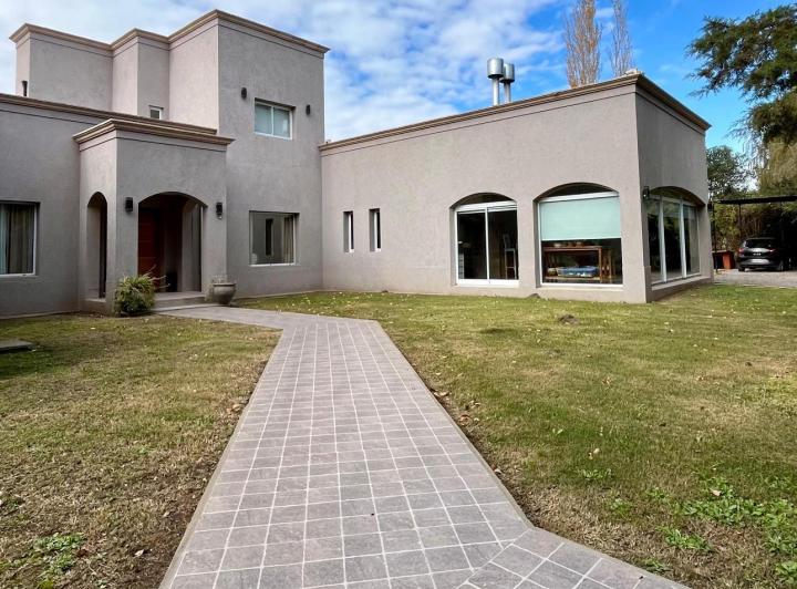 Casa · 400m² · 6 Ambientes · 1 Cochera