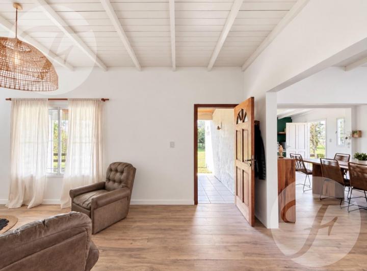 Casa · 230m² · 6 Ambientes · 2 Cocheras