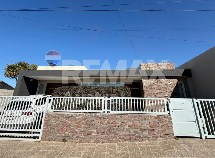 Casa · 255m² · 5 Ambientes · 1 Cochera