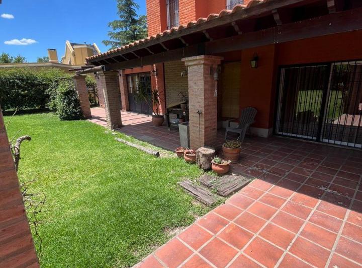 Casa · 400m² · 7 Ambientes · 1 Cochera