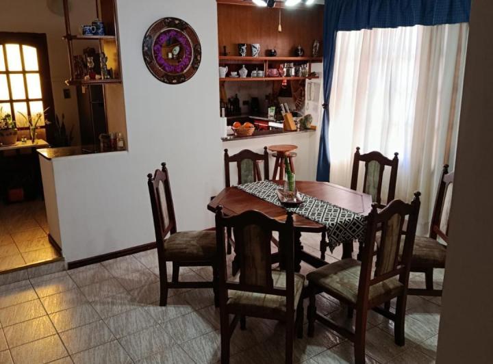 Casa · 250m² · 4 Dormitorios · 1 Cochera