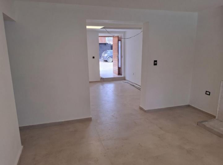 Casa · 80m² · 5 Ambientes · 1 Cochera