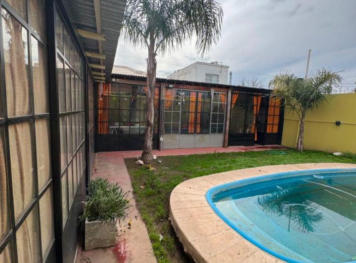 Casa · 80m² · 8 Ambientes · 1 Cochera