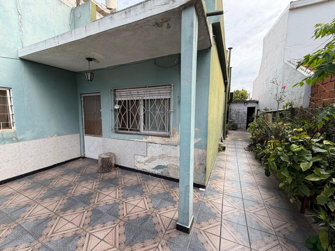 VENTA CASA 3 AMBIENTES CON PATIO – LANÚS OESTE
