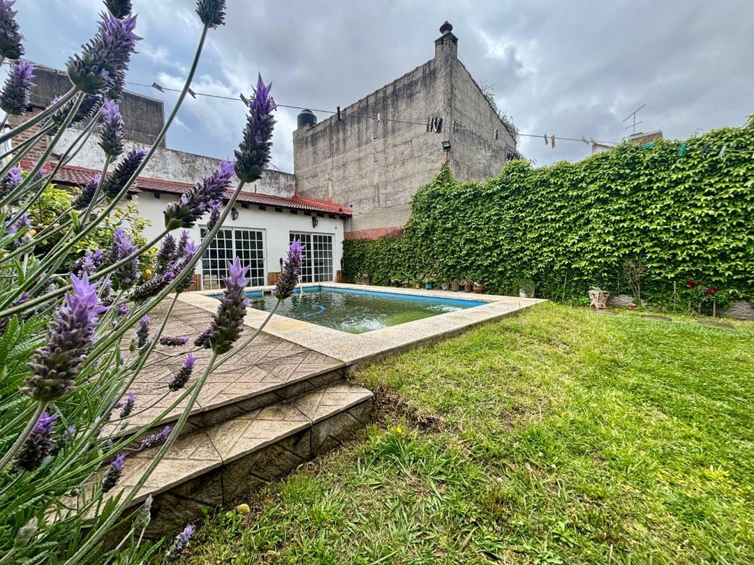 PH 4 amb. c/jardín, pileta y quincho –Sin expensas