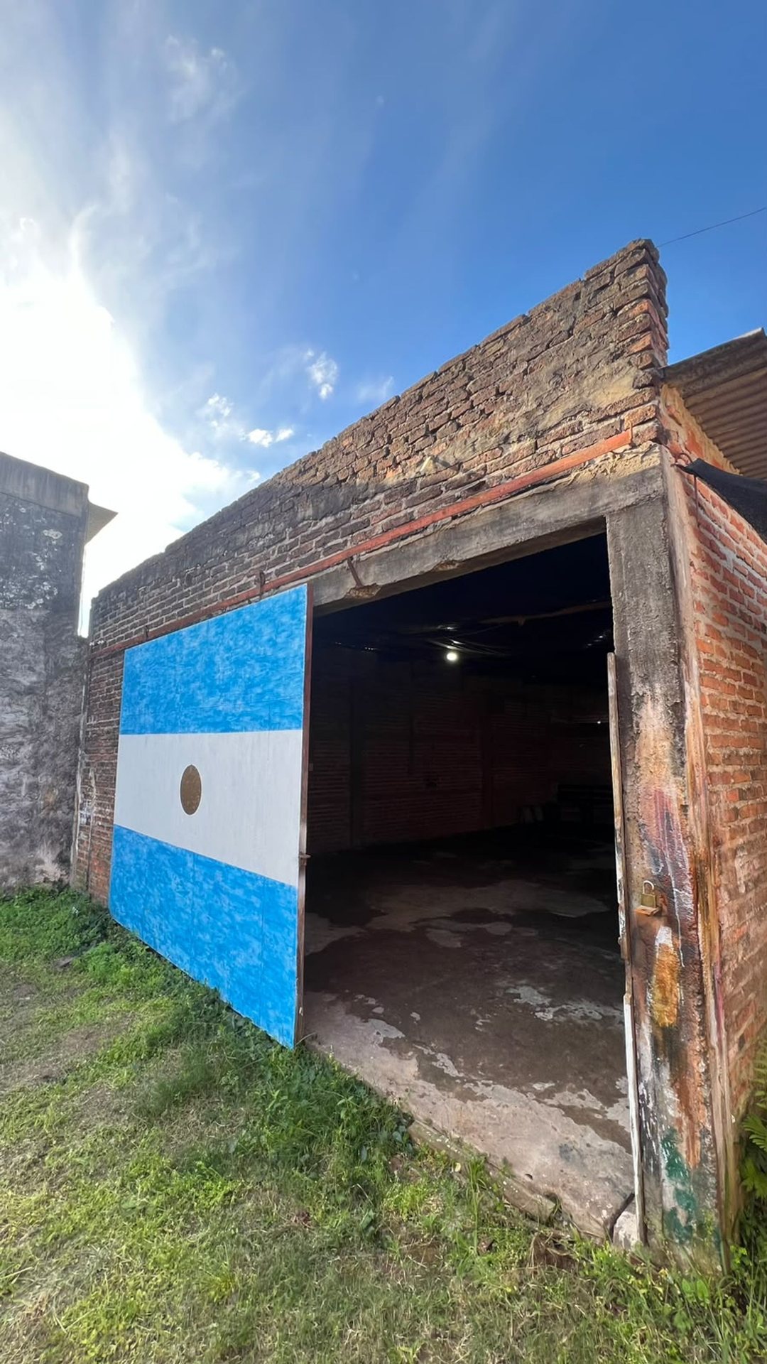 GALPÓN EN ALQUILER CON AMPLIO PATIO DELANTERO