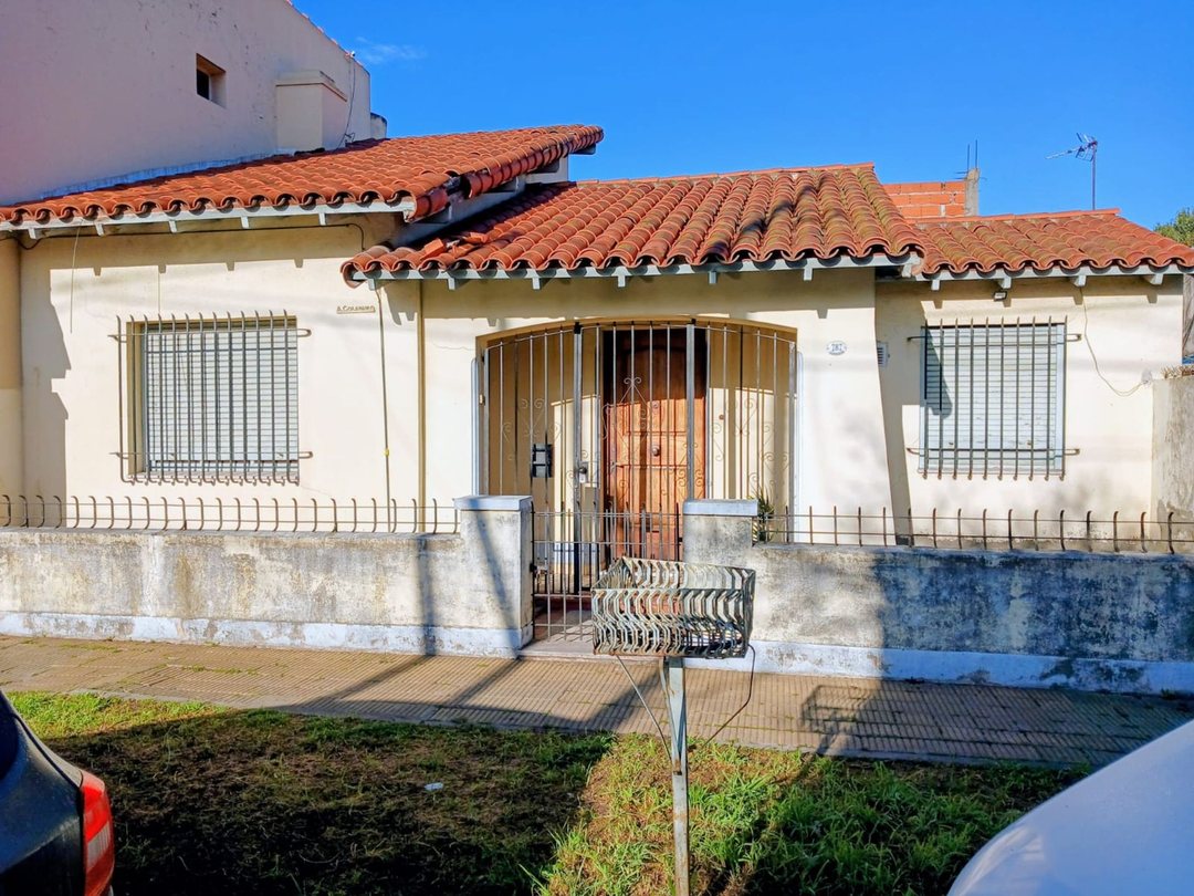Casa 3 amb, en venta c/ patio, M/B estado Lanús E