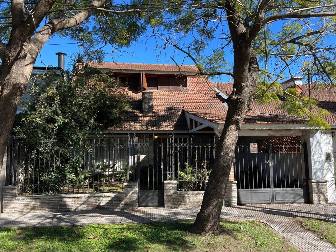 GRAN CASA EN ADROGUÉ c/ FONDO! APTA CRÉDITO!