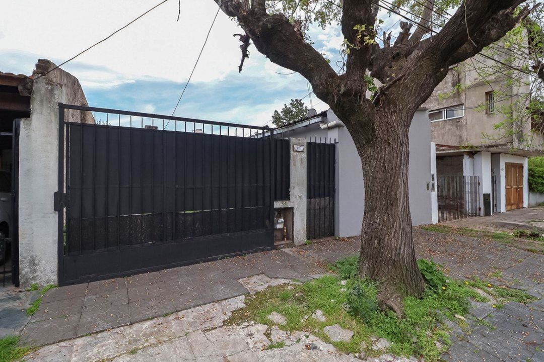 Casa en Venta + Depto con patio en Hurlingham