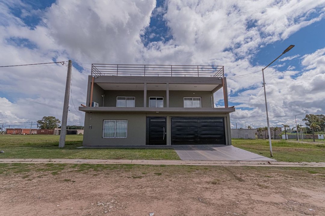 Casa 3 dorm pileta, balcón terraza y vista al río