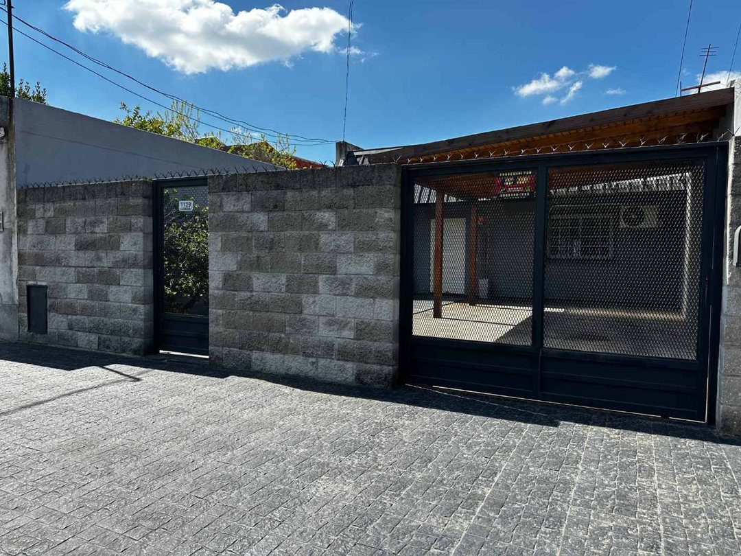 EXCELENTE CASA 3AMB.GRAN FONDO C/COCHERA DE 245M2.