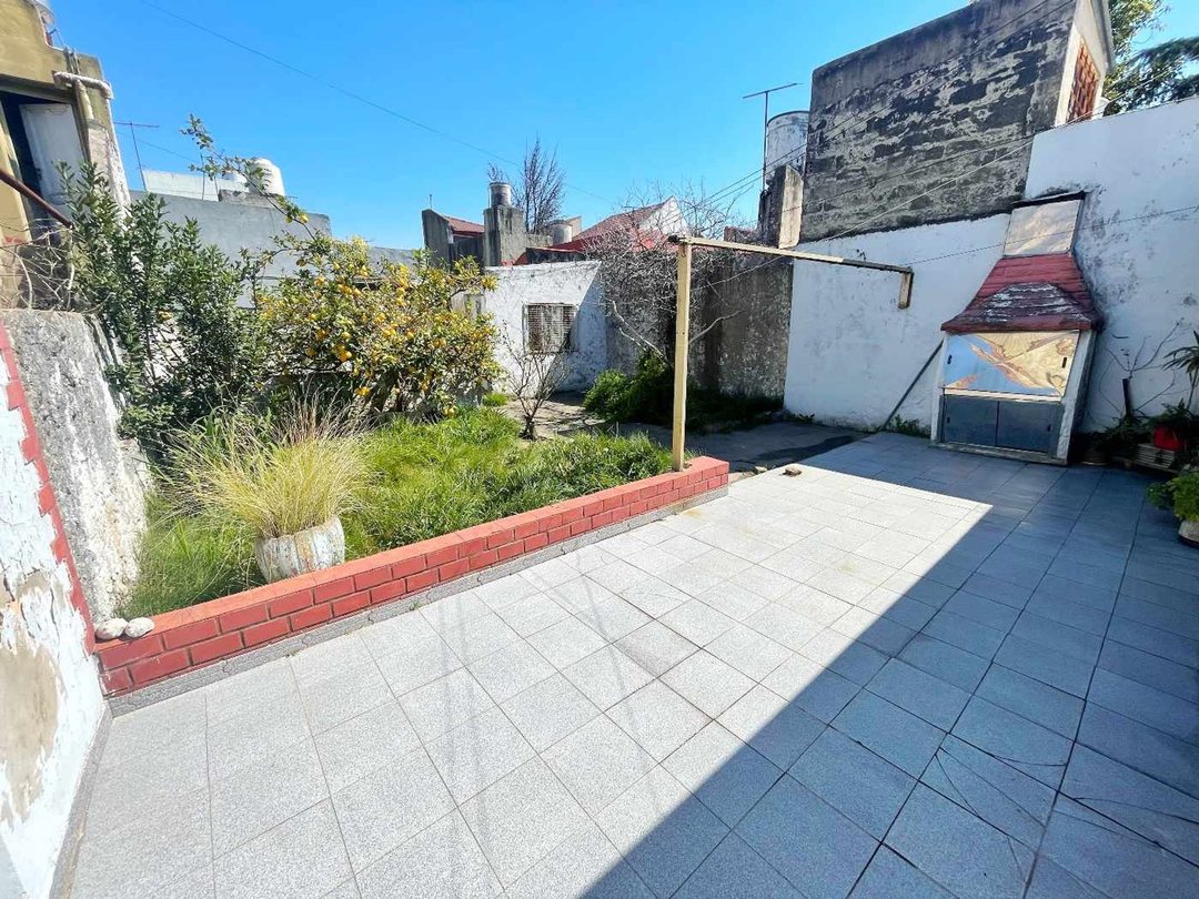 VENTA CASA CON JARDIN Y GARAGE EN LANUS ESTE
