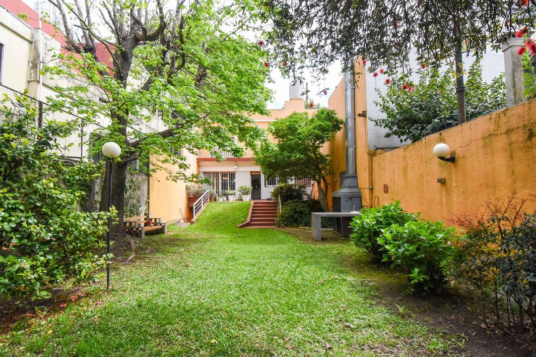 Venta casa 4 amb con jardín, cochera, en Coghlan