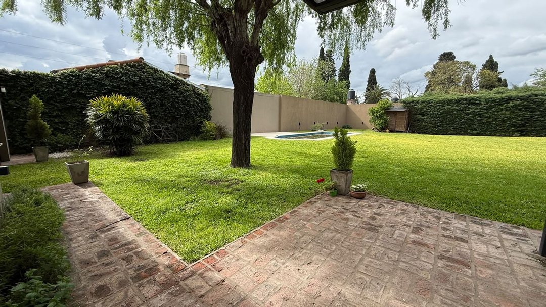 VENTA CASA 3 AMB. PARQUE Y COCHERA - ITUZAINGO