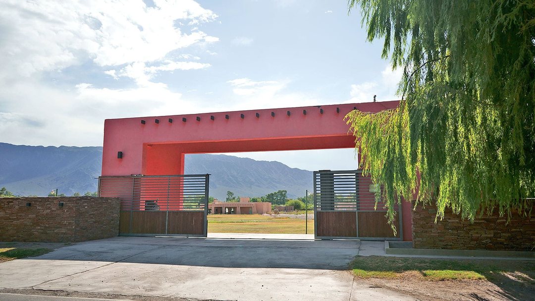TERRENO CON PILETA BARRIO LOS SAUCES. ZONDA