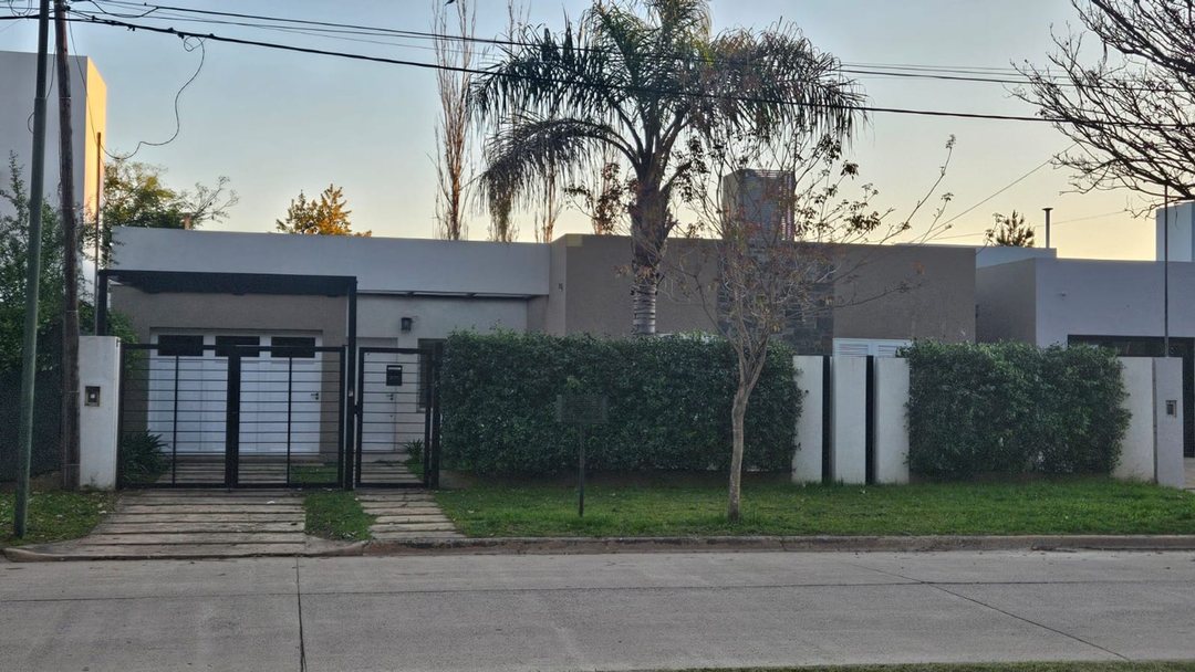 ALQUILER/CASA/2 DORM./GARAGE/B°EL BOSQUE