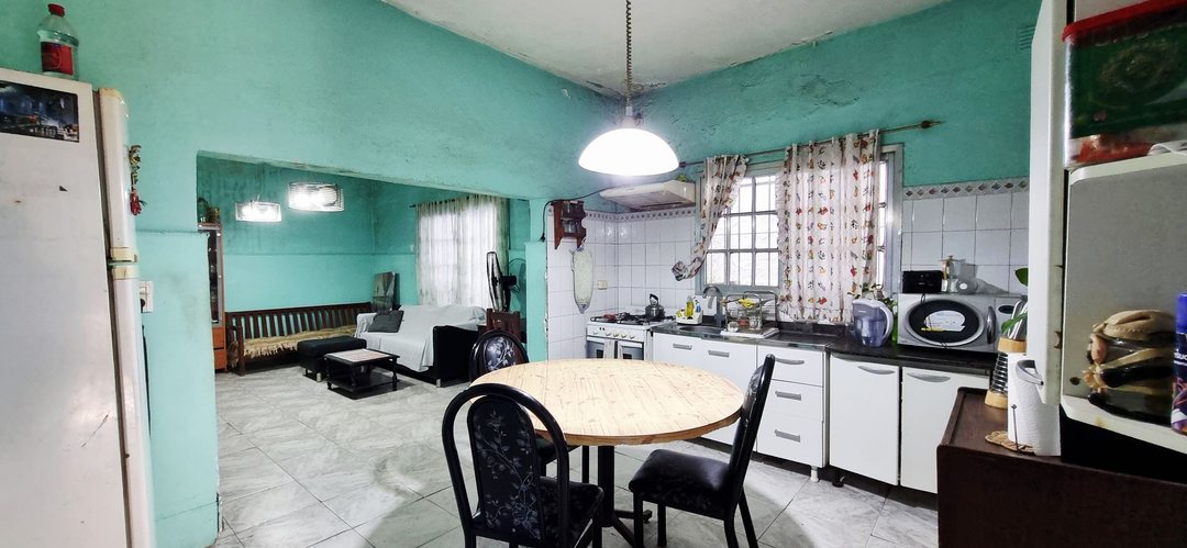 VENTA CASA CON DOS LOCALES COMERCIALES Y DEPÓSITO