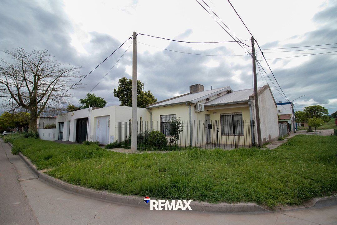 CASA EN VENTA | 3 DORM. - QUINCHO | BARRIO KM 5