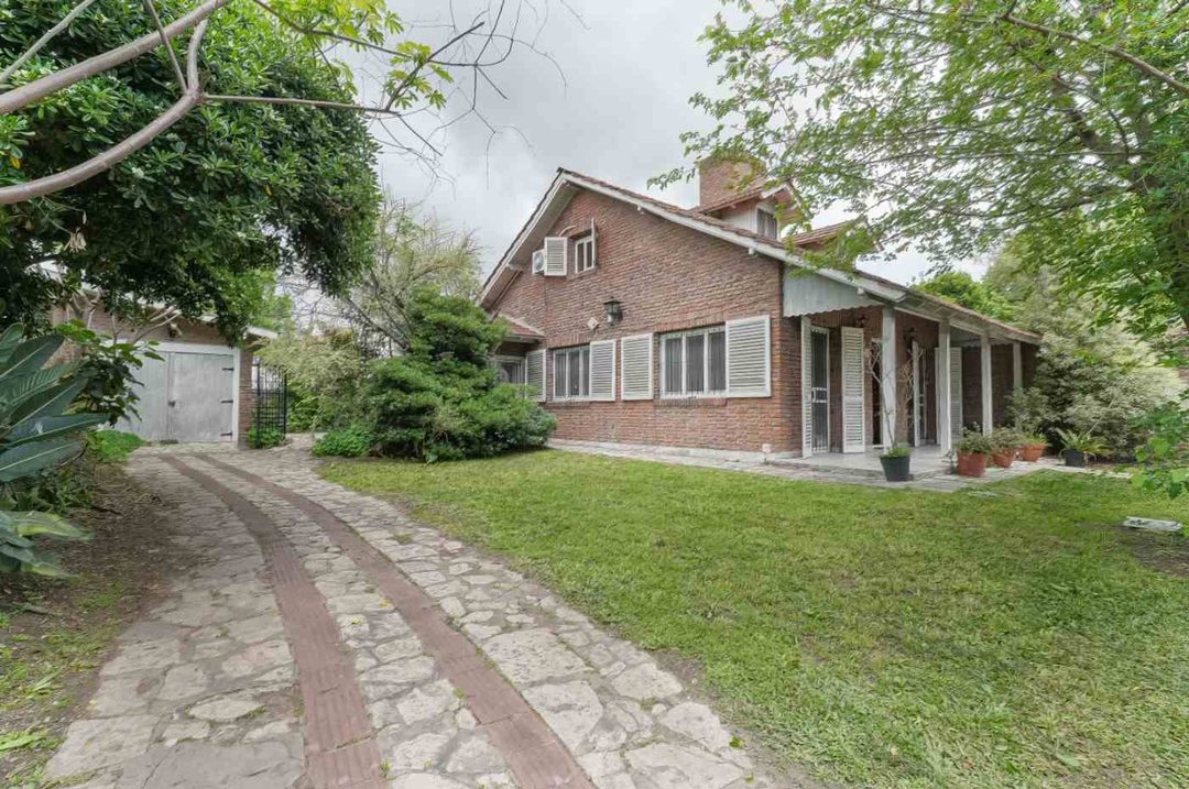 VENTA - CASA 3 AMBIENTES CON JARDIN Y QUINCHO
