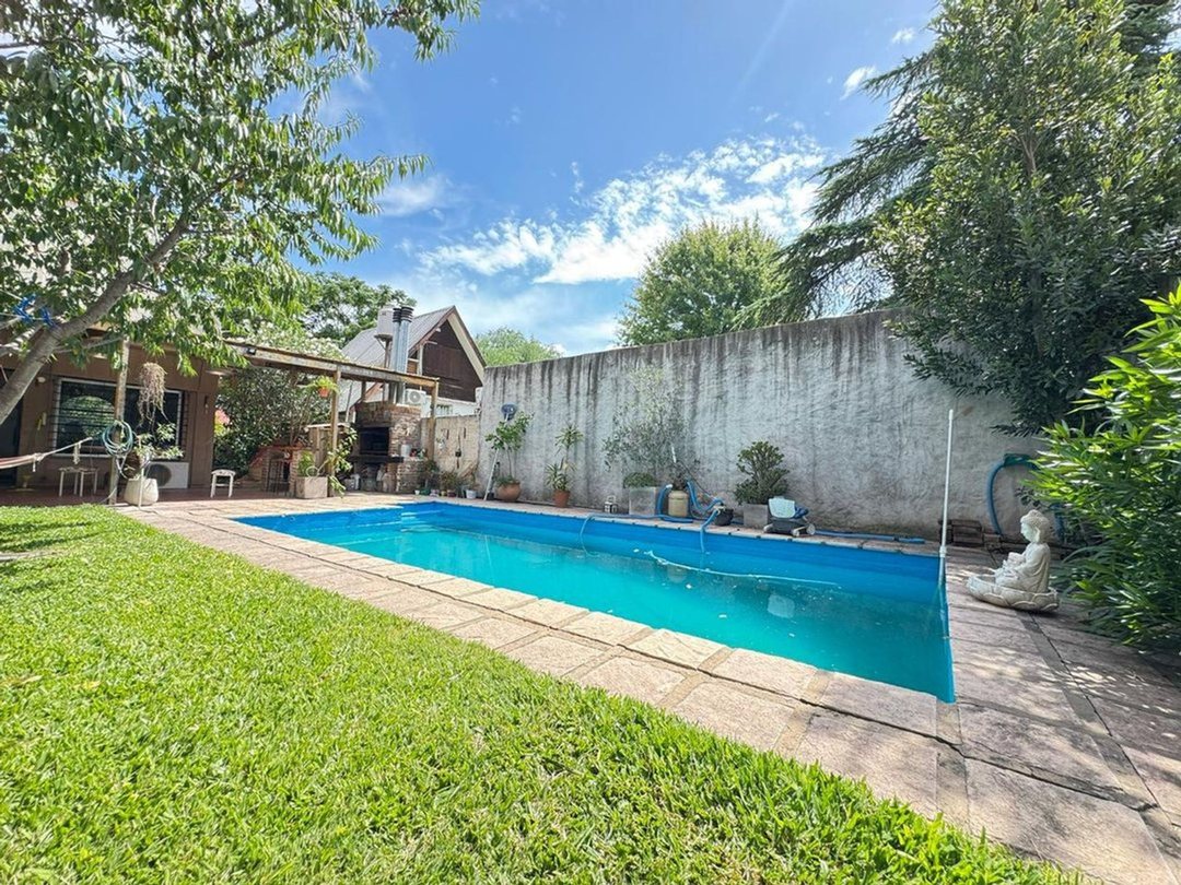 VENTA CASA 4 AMB CON PARQUE Y PILETA - P. LELOIR