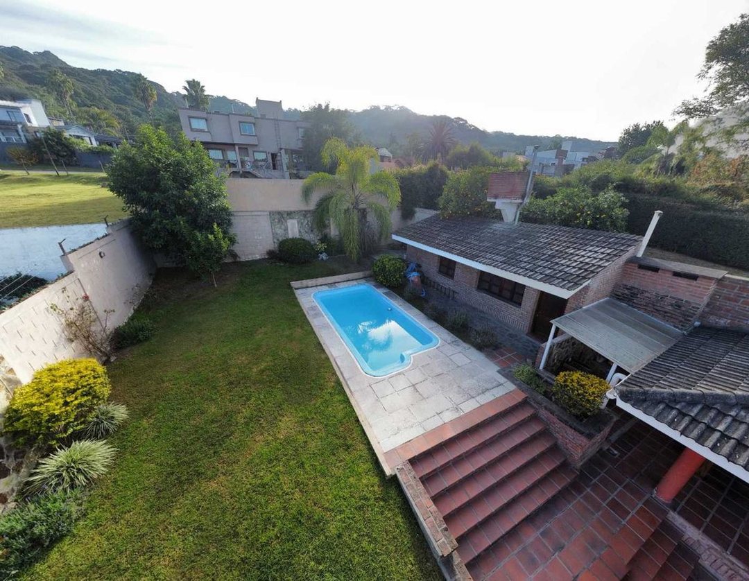 CASA 3 DORMITORIOS - B° LOS PERALES