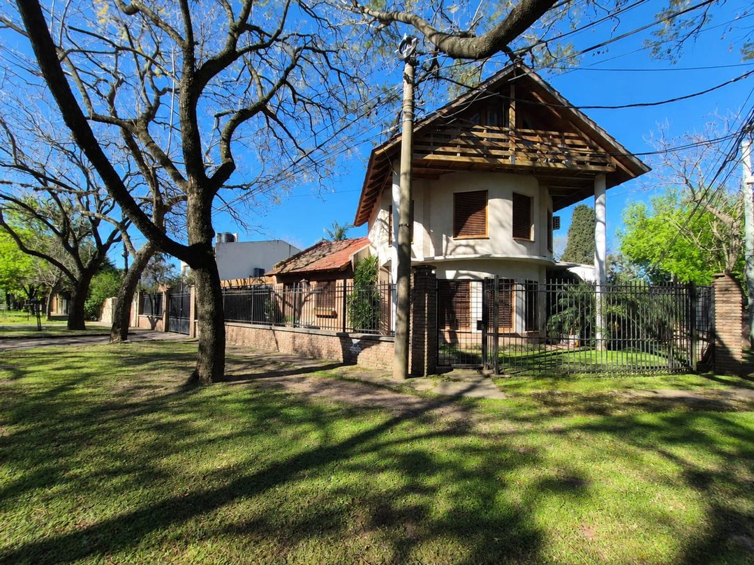 Casa de 4 dormitorios, pileta y garage . Fisherton