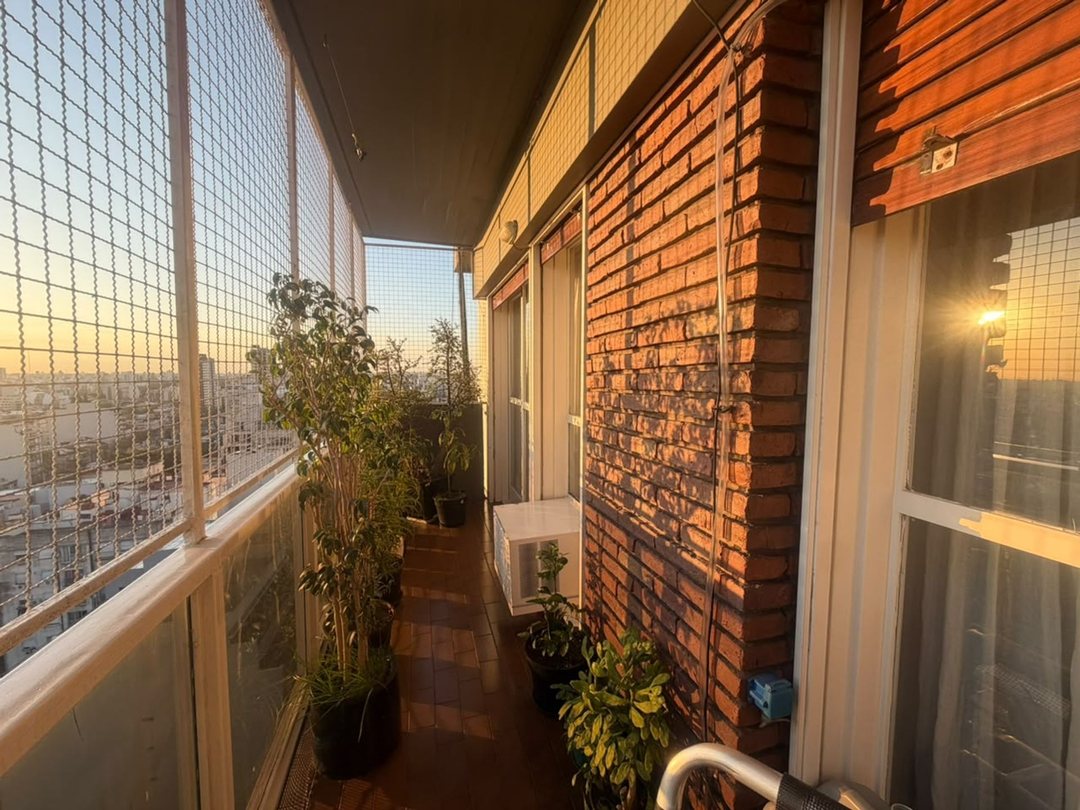 VENTA DEPTO 4 AMB CON BALCÓN Y COCHERA EN FLORES