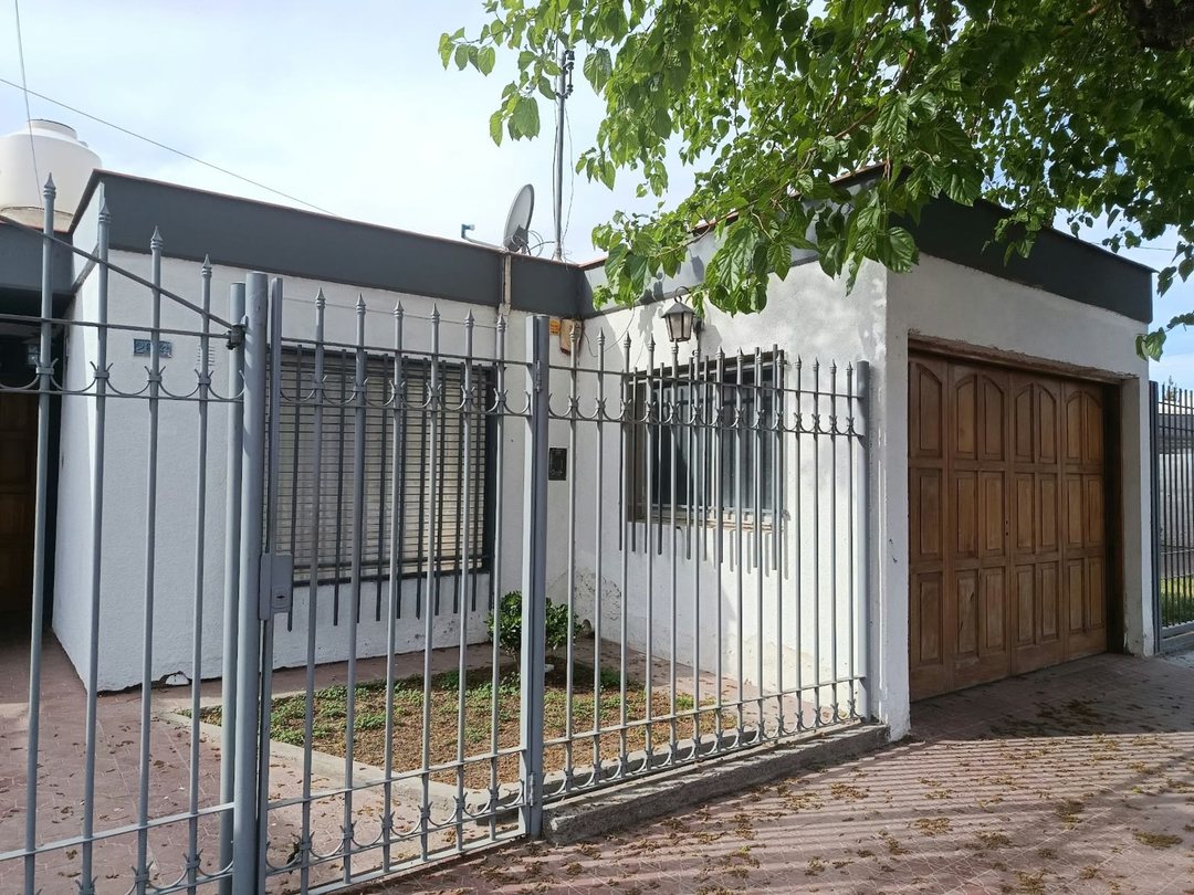 Venta casa con pileta en Las Heras
