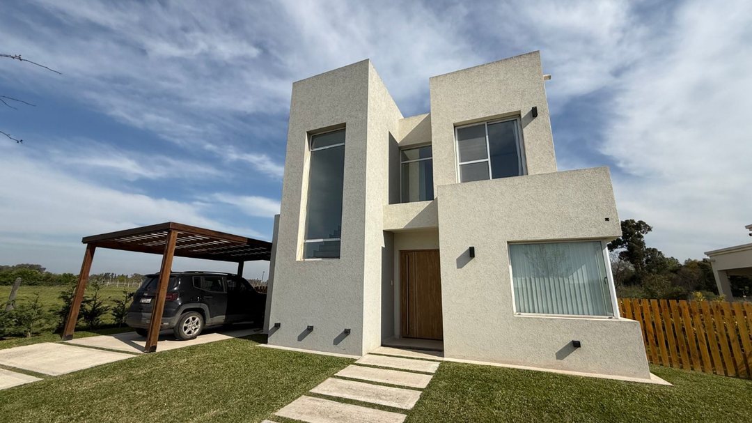 CASA 5 AMBIENTES CON PISCINA, EXCELENTE ESTADO
