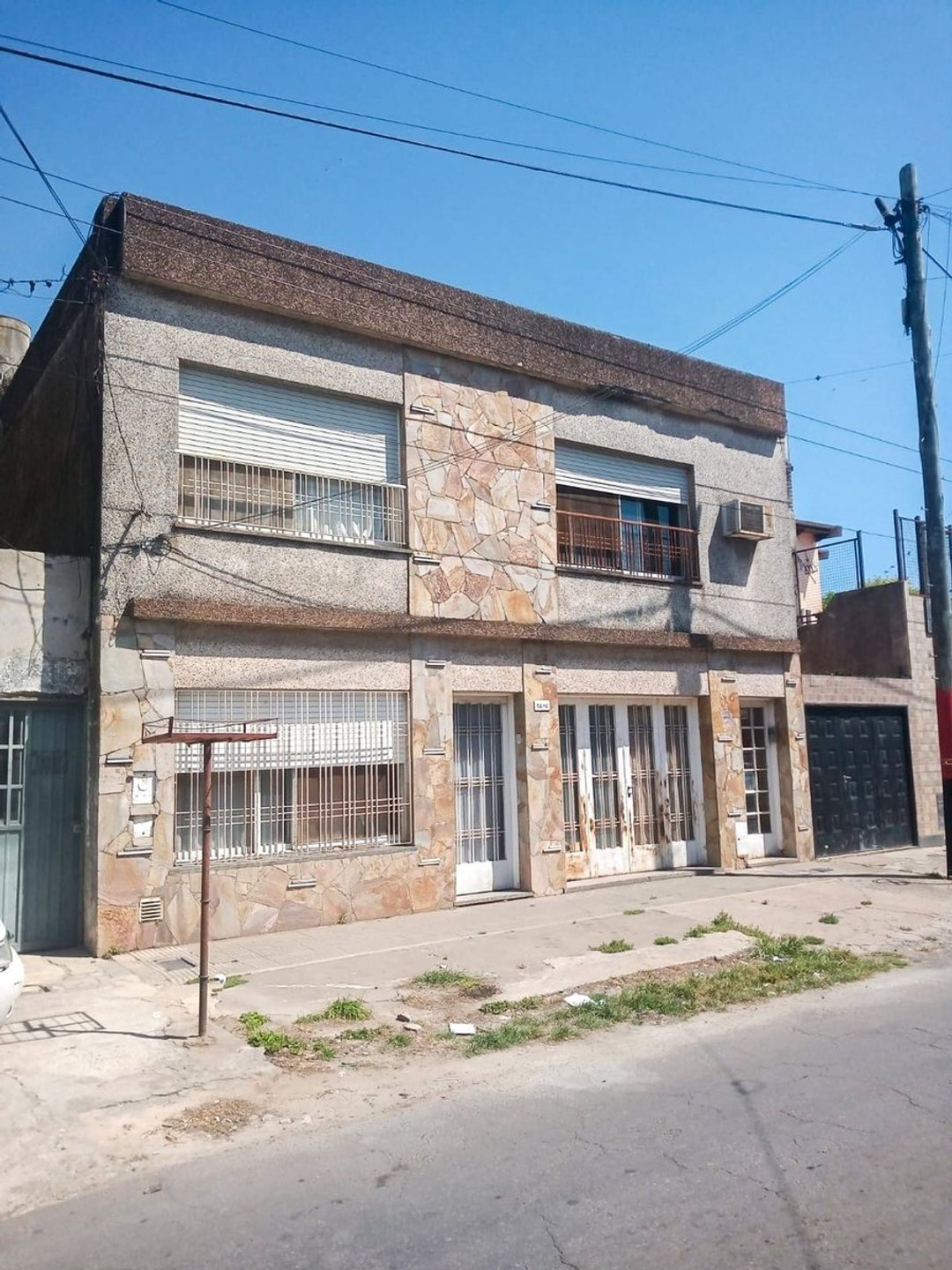VENTA CASA 4  DORMITORIOS, COCHERA Y PATIO