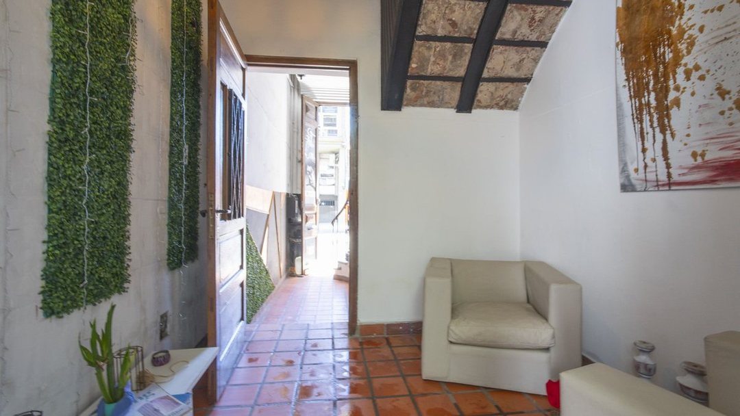 DEPTO DE PASILLO EN VENTA ZONA CENTRO CON PATIO