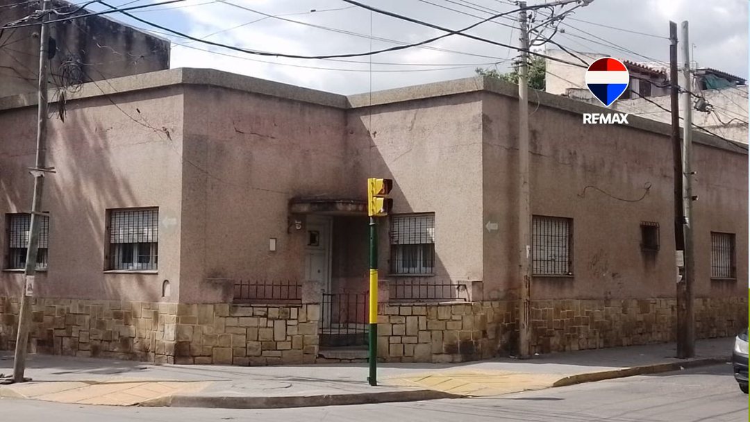 VENTA CASA ESQUINA 3 DORM C/COCHERA MACROCENTRO